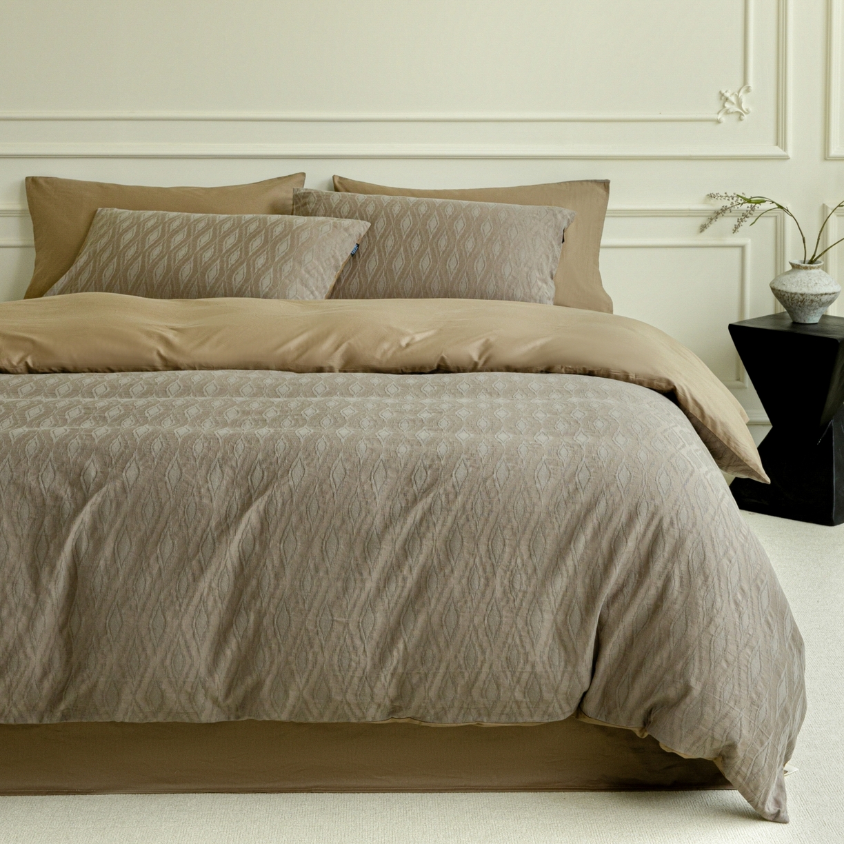 91家纺网 家纺一手货源 找家纺 宜代光年 2026年新款全棉厚织提花四件套系列（第一批花型）极有家花型 律光-深咖