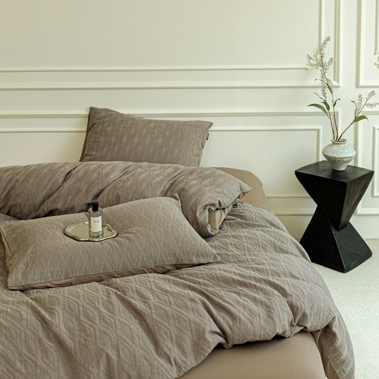 91家纺网 家纺一手货源 找家纺 宜代光年 2026年新款全棉厚织提花四件套系列（第一批花型）极有家花型 律光-深咖