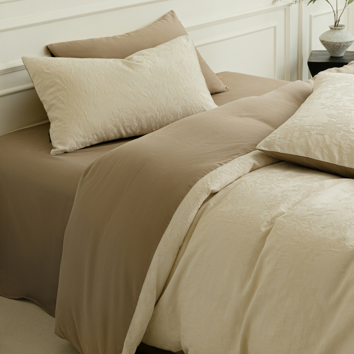 91家纺网 家纺一手货源 找家纺 宜代光年 2026年新款全棉厚织提花四件套系列（第一批花型）极有家花型 暗香疏影-奶白