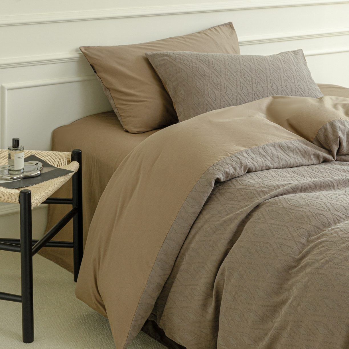 91家纺网 家纺一手货源 找家纺 宜代光年 2026年新款全棉厚织提花四件套系列（第一批花型）极有家花型 律光-深咖