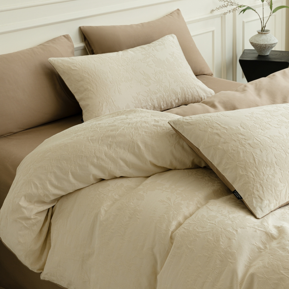 91家纺网 家纺一手货源 找家纺 宜代光年 2026年新款全棉厚织提花四件套系列（第一批花型）极有家花型 暗香疏影-奶白