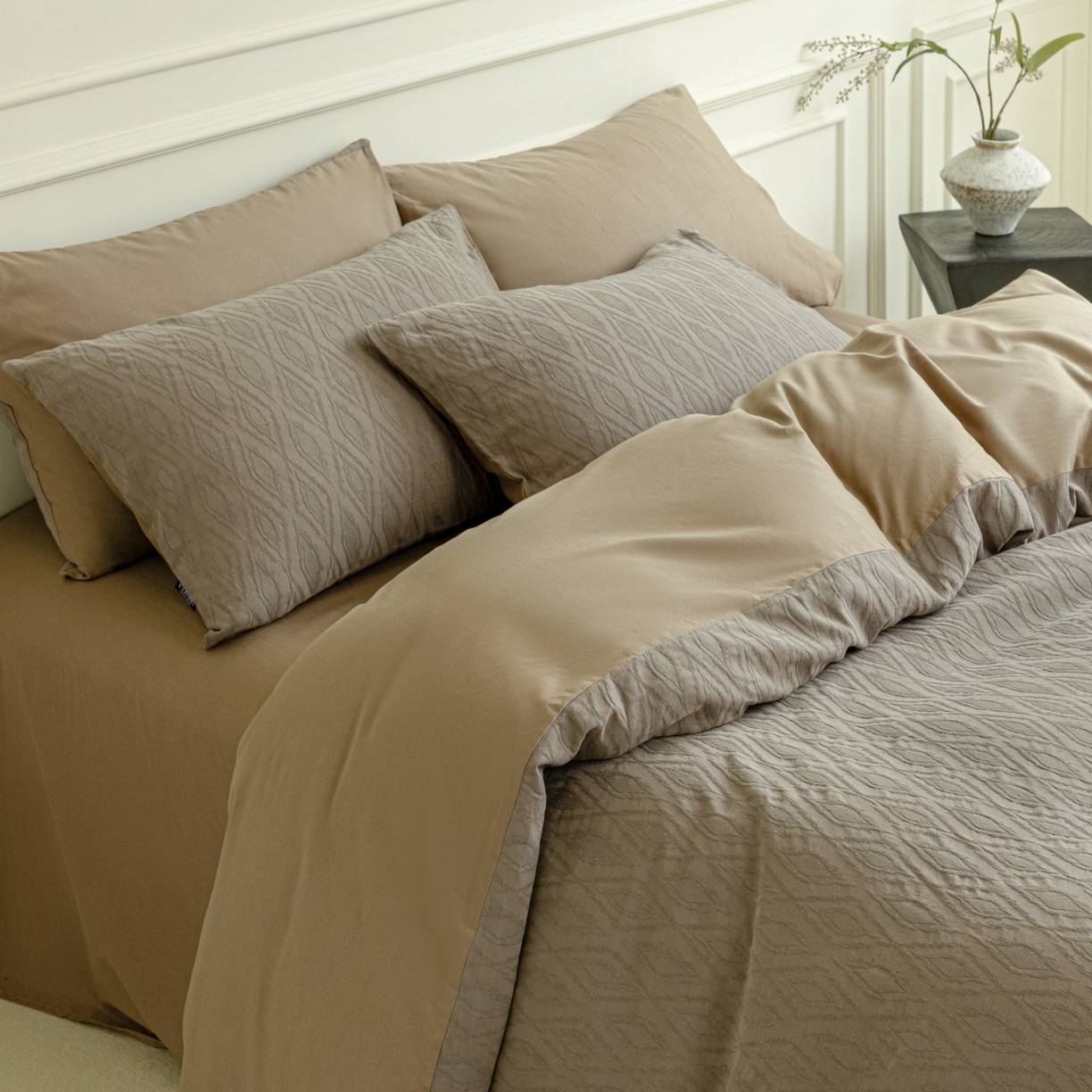 91家纺网 家纺一手货源 找家纺 宜代光年 2026年新款全棉厚织提花四件套系列（第一批花型）极有家花型 律光-深咖