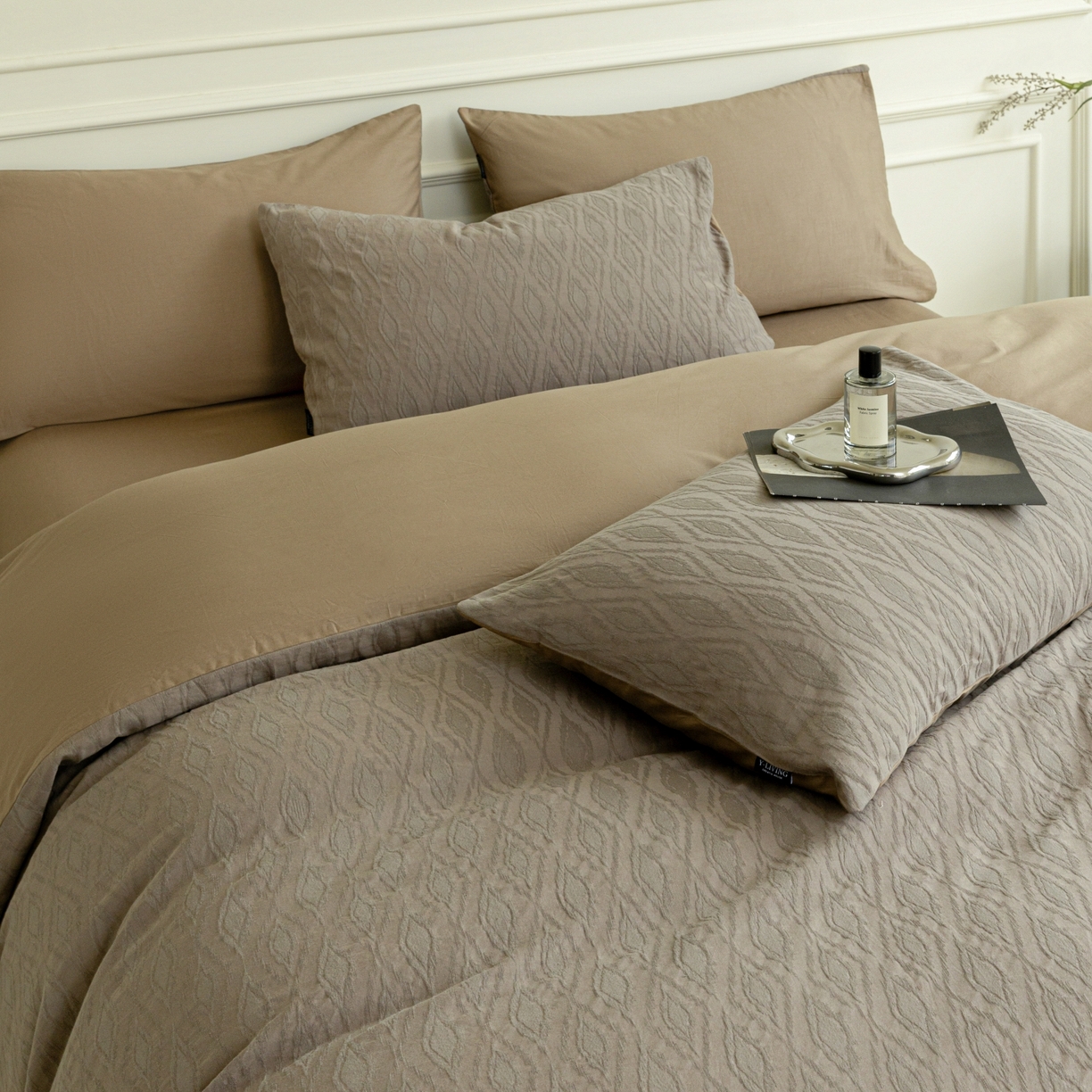 91家纺网 家纺一手货源 找家纺 宜代光年 2026年新款全棉厚织提花四件套系列（第一批花型）极有家花型 律光-深咖