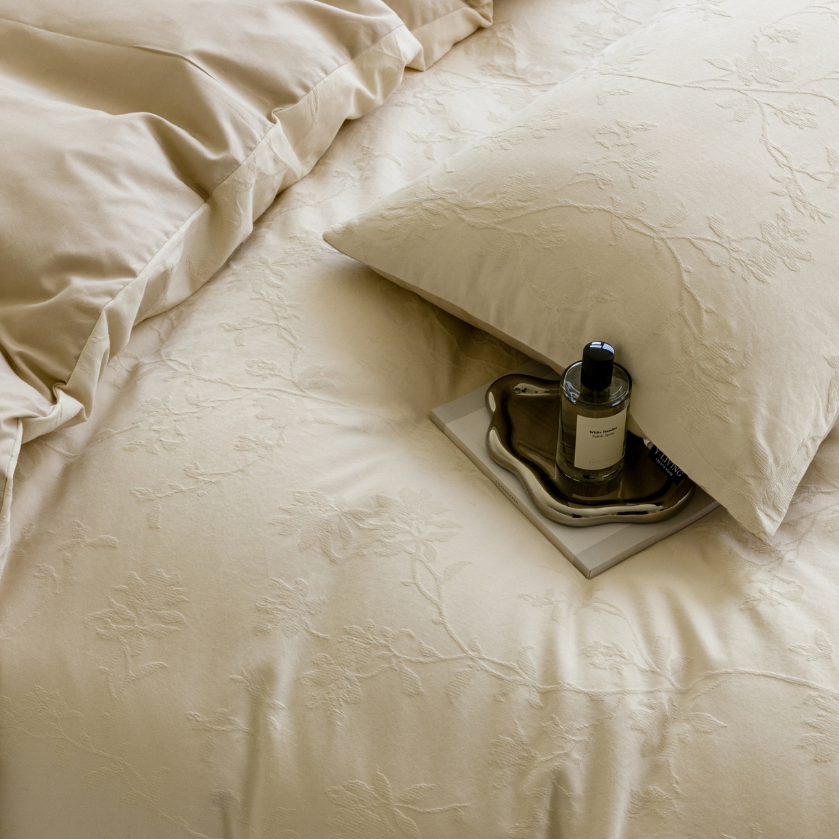 91家纺网 家纺一手货源 找家纺 宜代光年 2026年新款全棉厚织提花四件套系列（第一批花型）极有家花型 花影-奶白