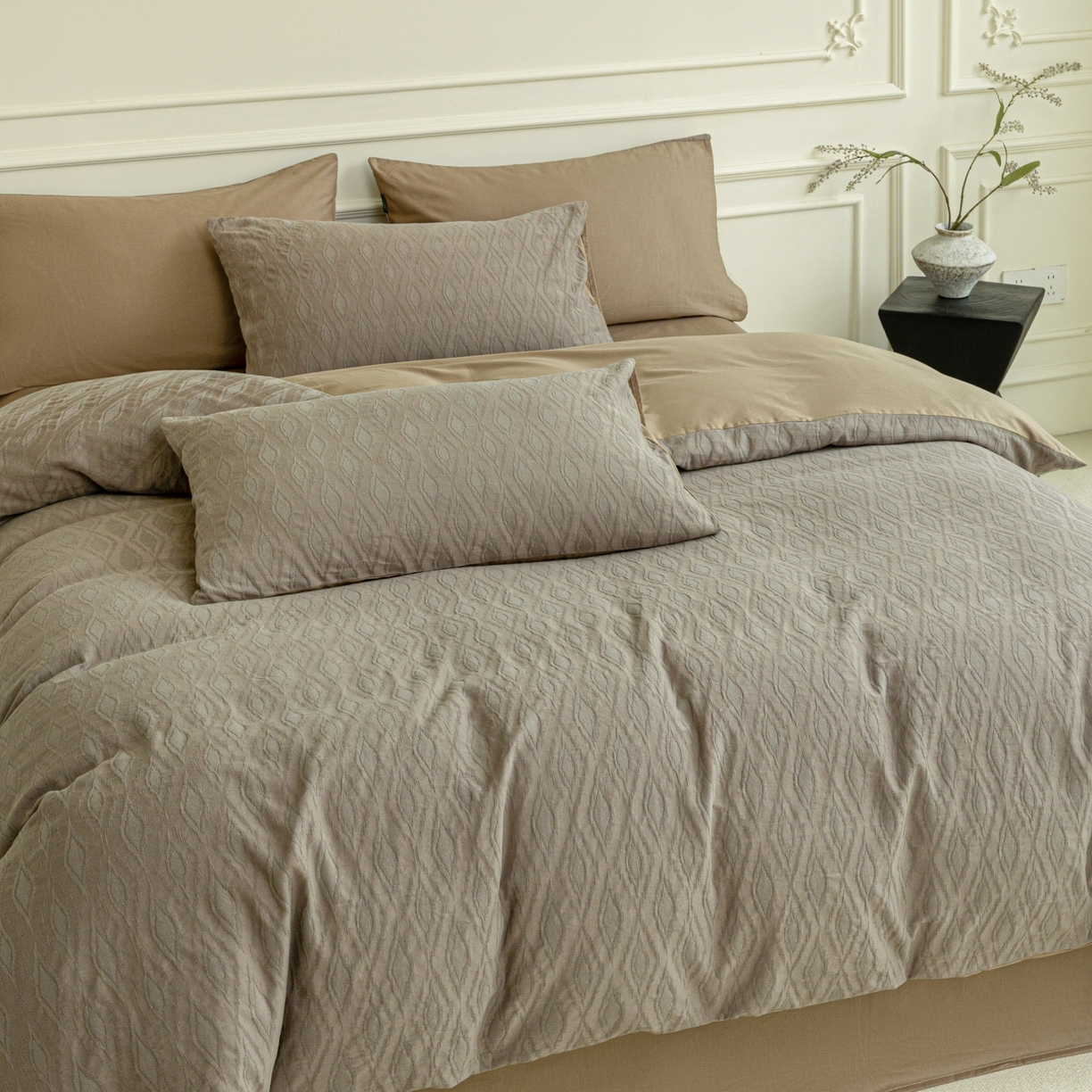 91家纺网 家纺一手货源 找家纺 宜代光年 2026年新款全棉厚织提花四件套系列（第一批花型）极有家花型 律光-深咖