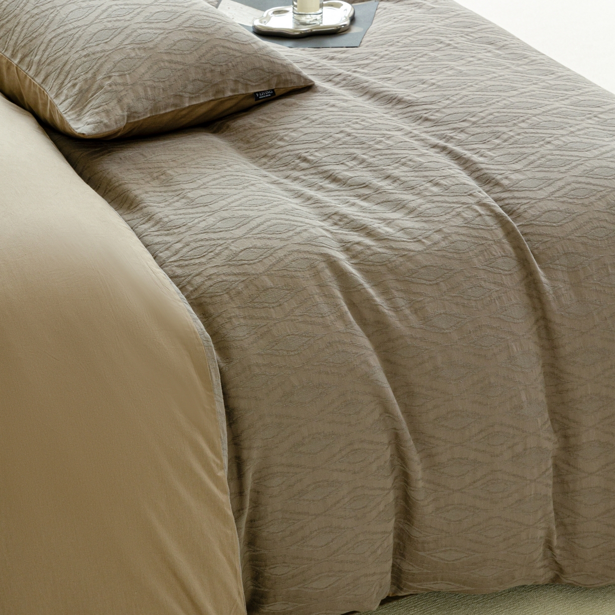 91家纺网 家纺一手货源 找家纺 宜代光年 2026年新款全棉厚织提花四件套系列（第一批花型）极有家花型 律光-深咖