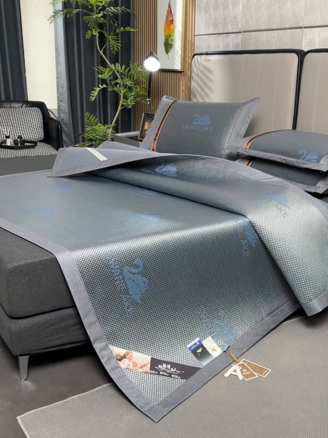 91家纺网 家纺一手货源 找家纺 小牛席业 2026新款加厚天鹅冰藤席系列 加厚款-天鹅冰藤席（蓝色）