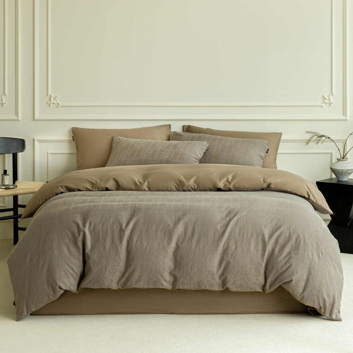 91家纺网 家纺一手货源 找家纺 宜代光年 2026年新款全棉厚织提花四件套系列（第一批花型）极有家花型 西塔-深咖