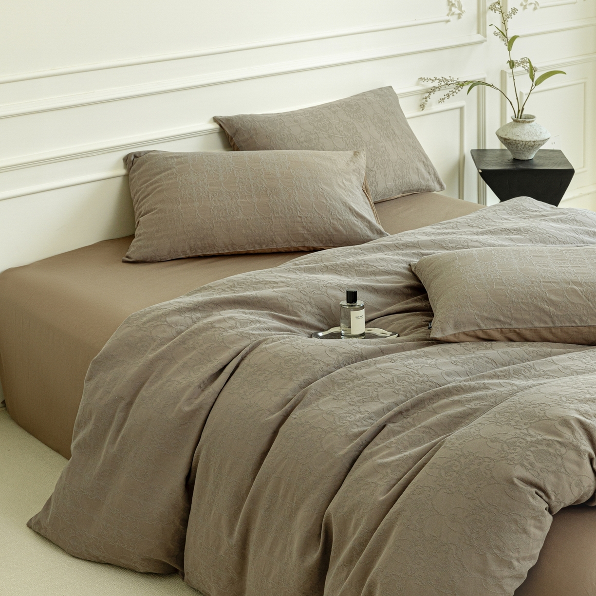 91家纺网 家纺一手货源 找家纺 宜代光年 2026年新款全棉厚织提花四件套系列（第一批花型）极有家花型 西塔-深咖