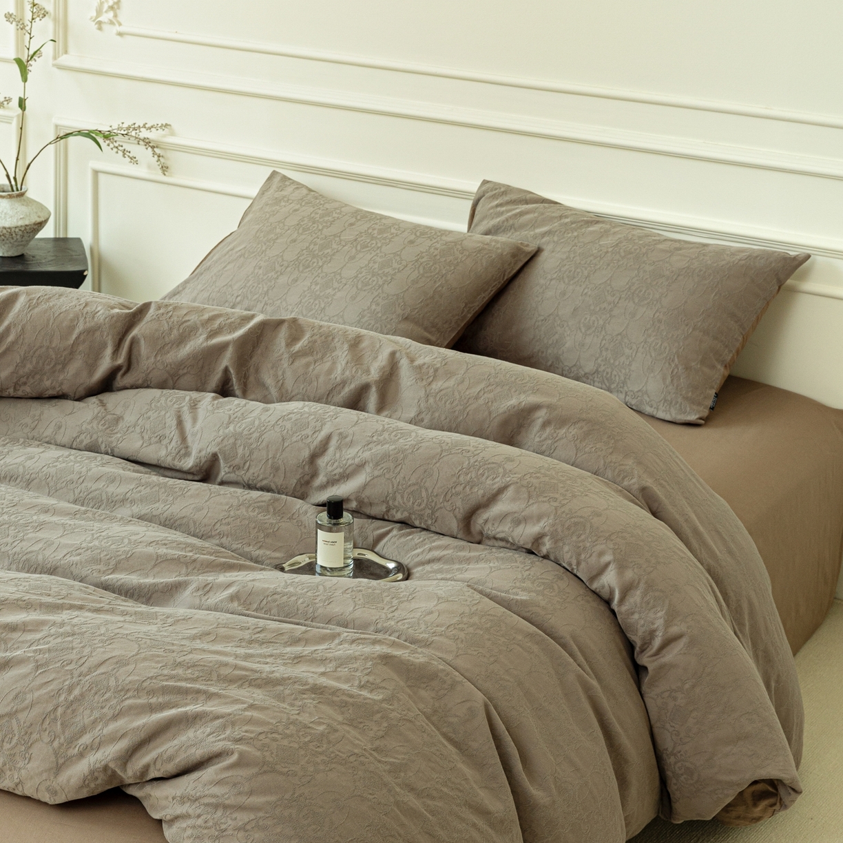 91家纺网 家纺一手货源 找家纺 宜代光年 2026年新款全棉厚织提花四件套系列（第一批花型）极有家花型 西塔-深咖