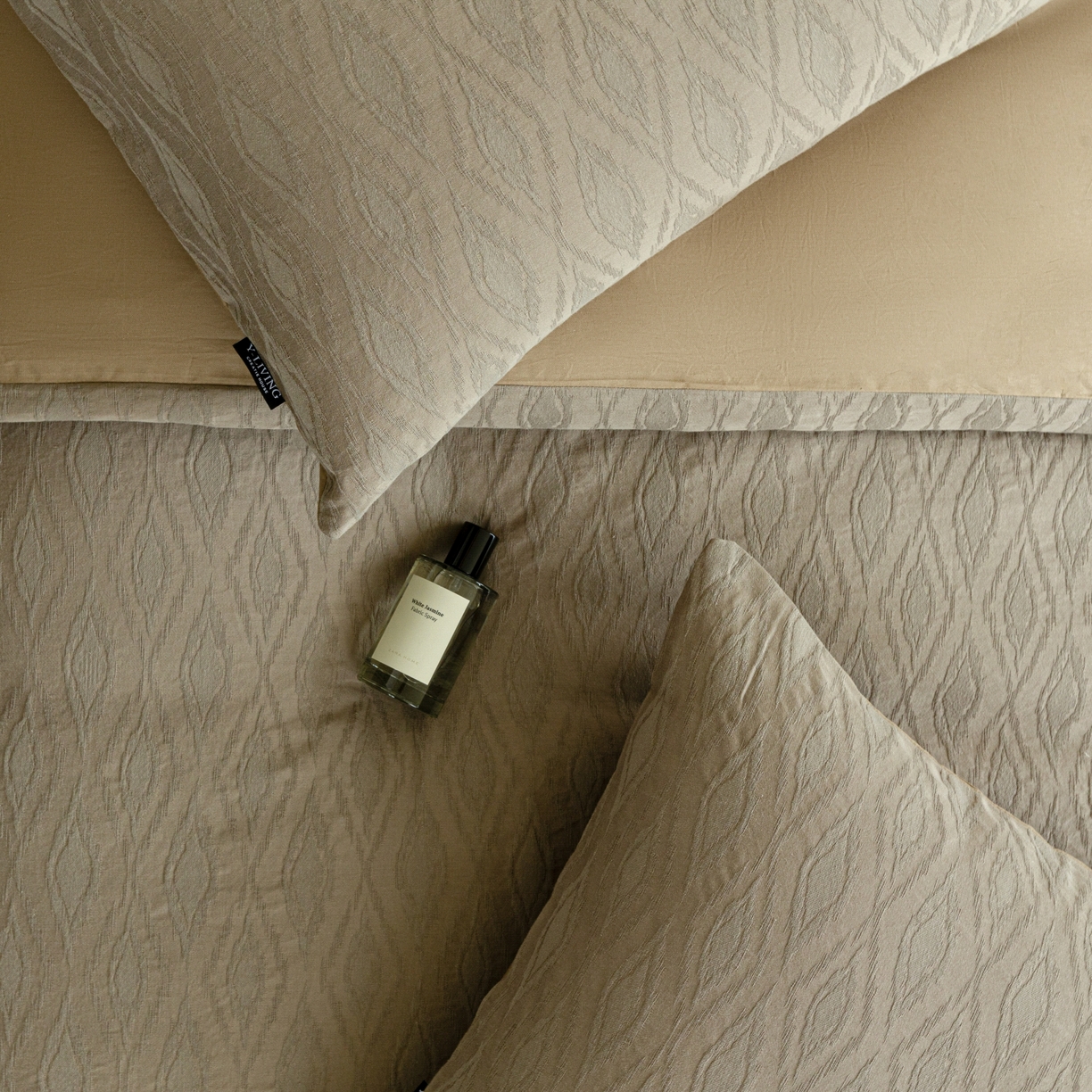 91家纺网 家纺一手货源 找家纺 宜代光年 2026年新款全棉厚织提花四件套系列（第一批花型）极有家花型 律光-深咖