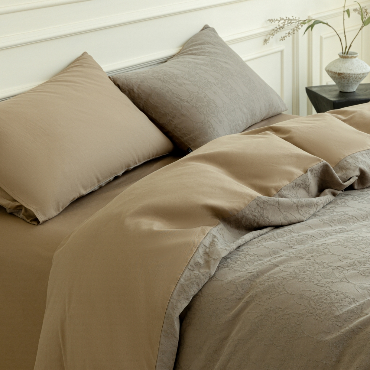 91家纺网 家纺一手货源 找家纺 宜代光年 2026年新款全棉厚织提花四件套系列（第一批花型）极有家花型 西塔-深咖