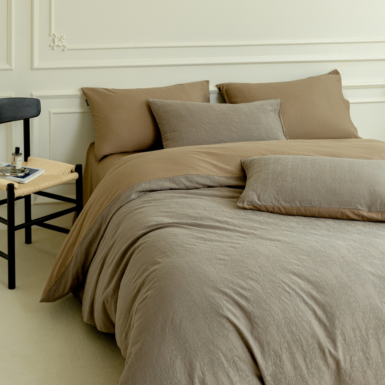 91家纺网 家纺一手货源 找家纺 宜代光年 2026年新款全棉厚织提花四件套系列（第一批花型）极有家花型 西塔-深咖