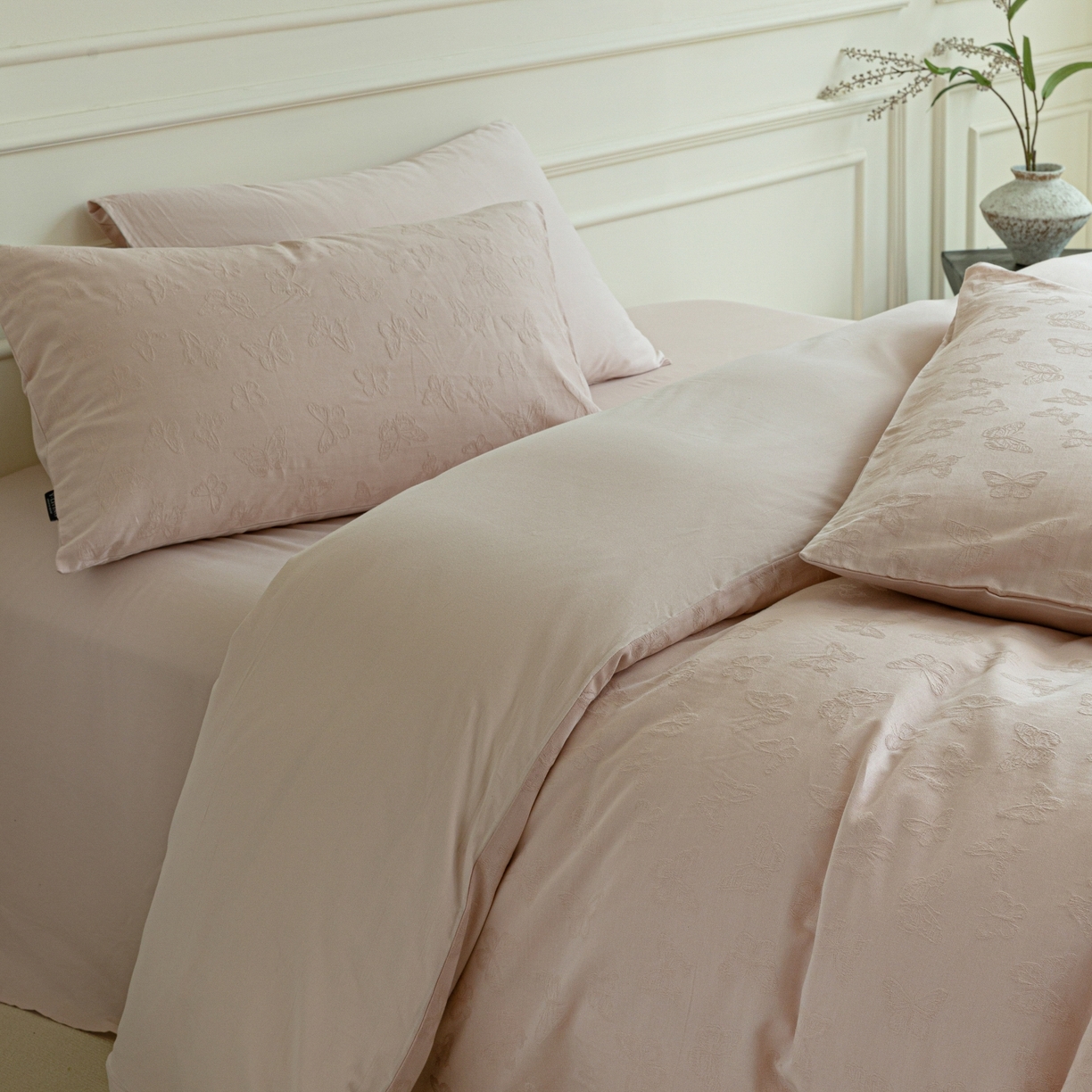 91家纺网 家纺一手货源 找家纺 宜代光年 2026年新款全棉厚织提花四件套系列（第一批花型）极有家花型 蝶梦悠悠-浅粉