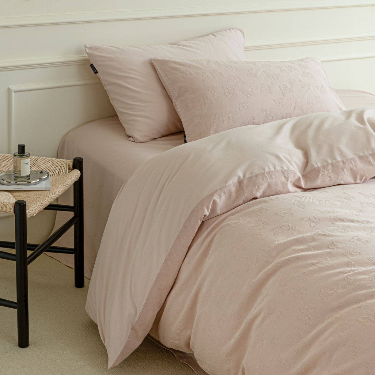 91家纺网 家纺一手货源 找家纺 宜代光年 2026年新款全棉厚织提花四件套系列（第一批花型）极有家花型 蝶梦悠悠-浅粉