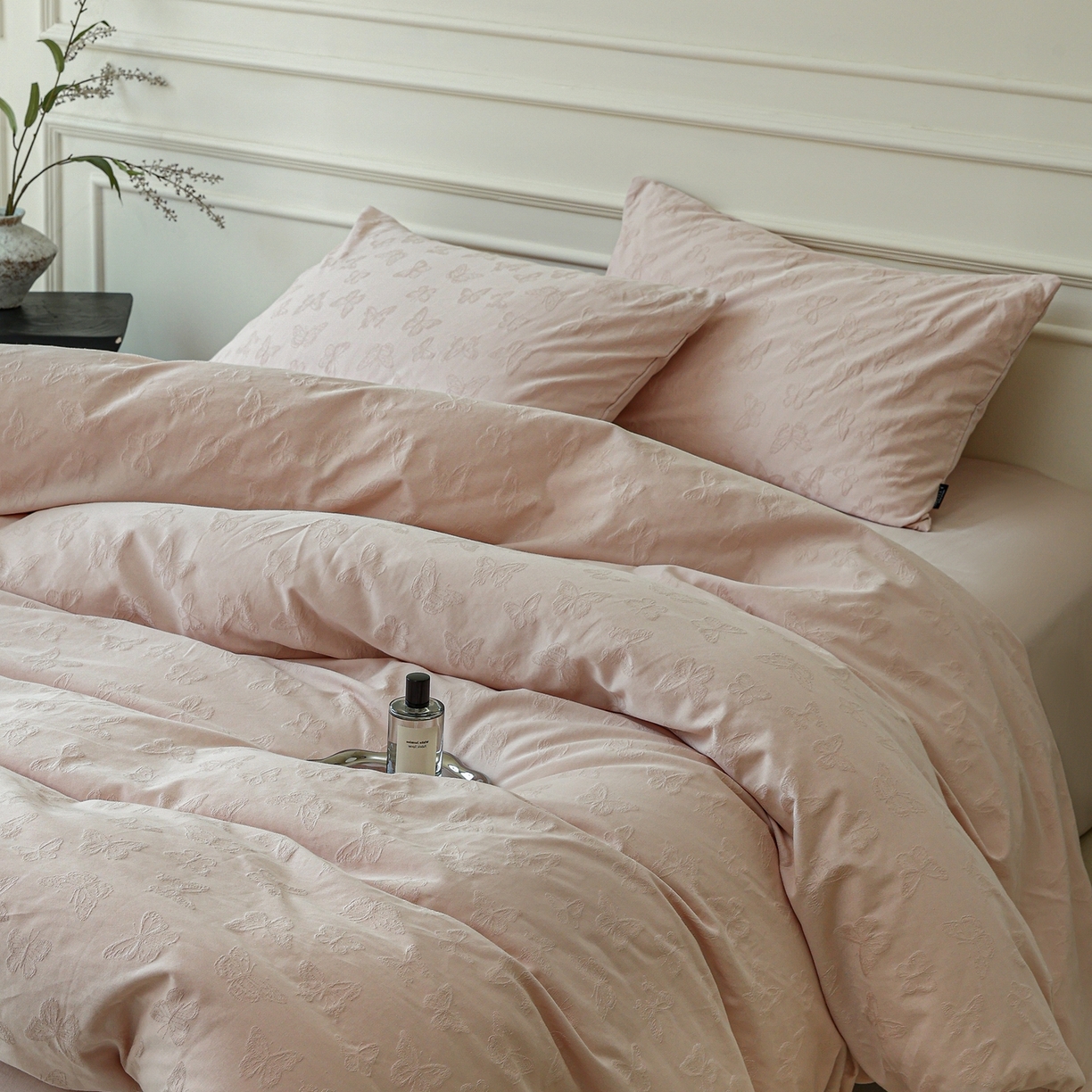 91家纺网 家纺一手货源 找家纺 宜代光年 2026年新款全棉厚织提花四件套系列（第一批花型）极有家花型 蝶梦悠悠-浅粉