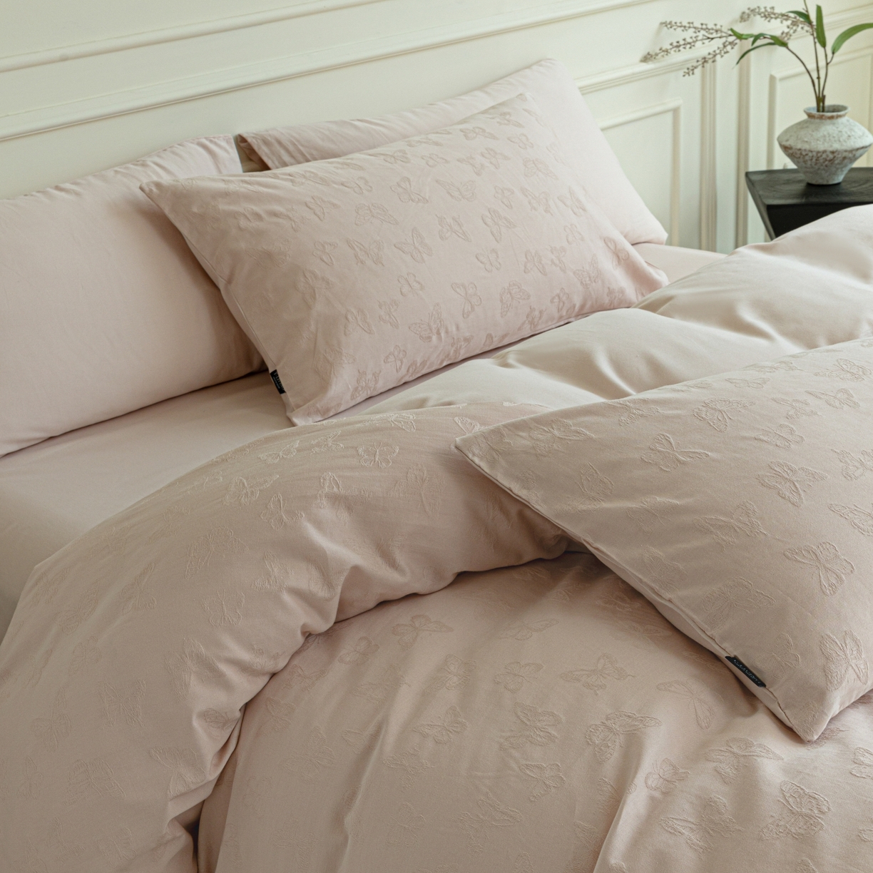 91家纺网 家纺一手货源 找家纺 宜代光年 2026年新款全棉厚织提花四件套系列（第一批花型）极有家花型 蝶梦悠悠-浅粉