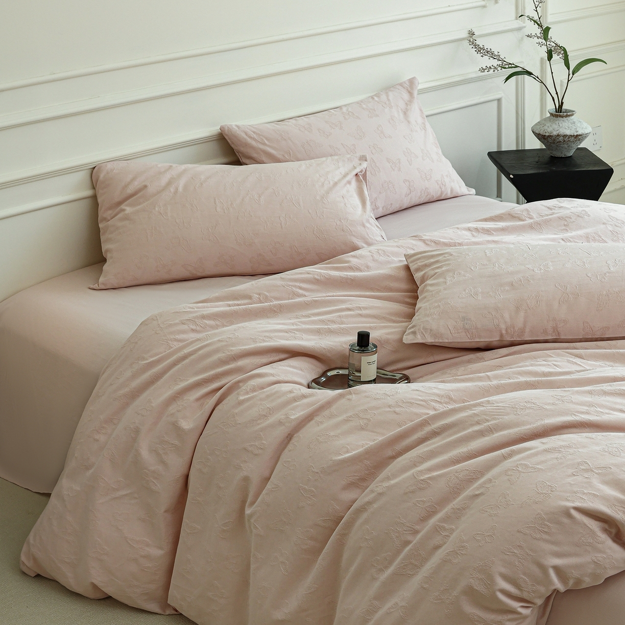 91家纺网 家纺一手货源 找家纺 宜代光年 2026年新款全棉厚织提花四件套系列（第一批花型）极有家花型 蝶梦悠悠-浅粉