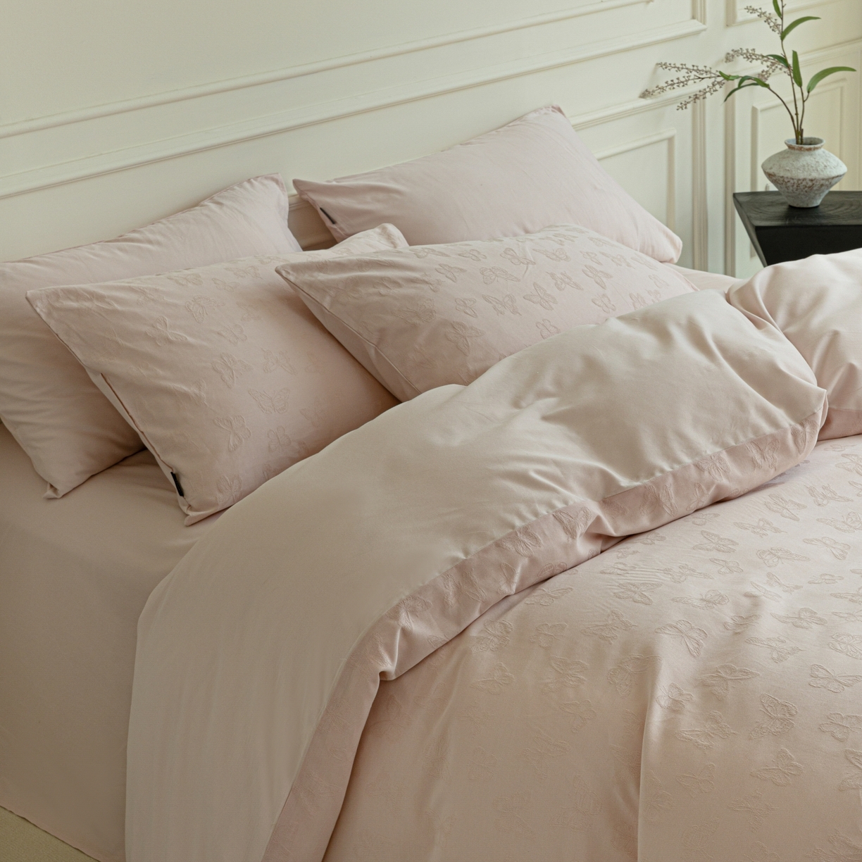 91家纺网 家纺一手货源 找家纺 宜代光年 2026年新款全棉厚织提花四件套系列（第一批花型）极有家花型 蝶梦悠悠-浅粉