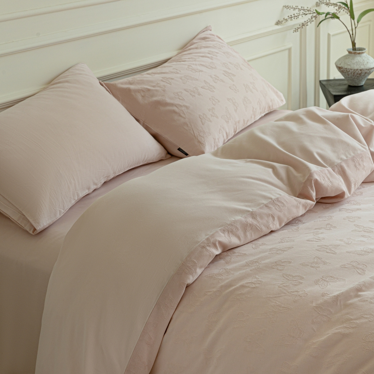 91家纺网 家纺一手货源 找家纺 宜代光年 2026年新款全棉厚织提花四件套系列（第一批花型）极有家花型 蝶梦悠悠-浅粉