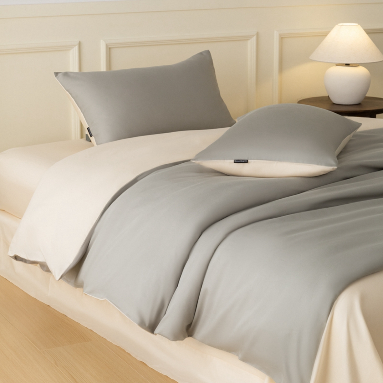 91家纺网 家纺一手货源 找家纺 秀色家纺 2026新款高端100pro新疆长绒棉床上四件套全棉纯棉四季纯色双拼高级感礼品团购四件套-米朵 米朵-烟墨灰+奶昔白