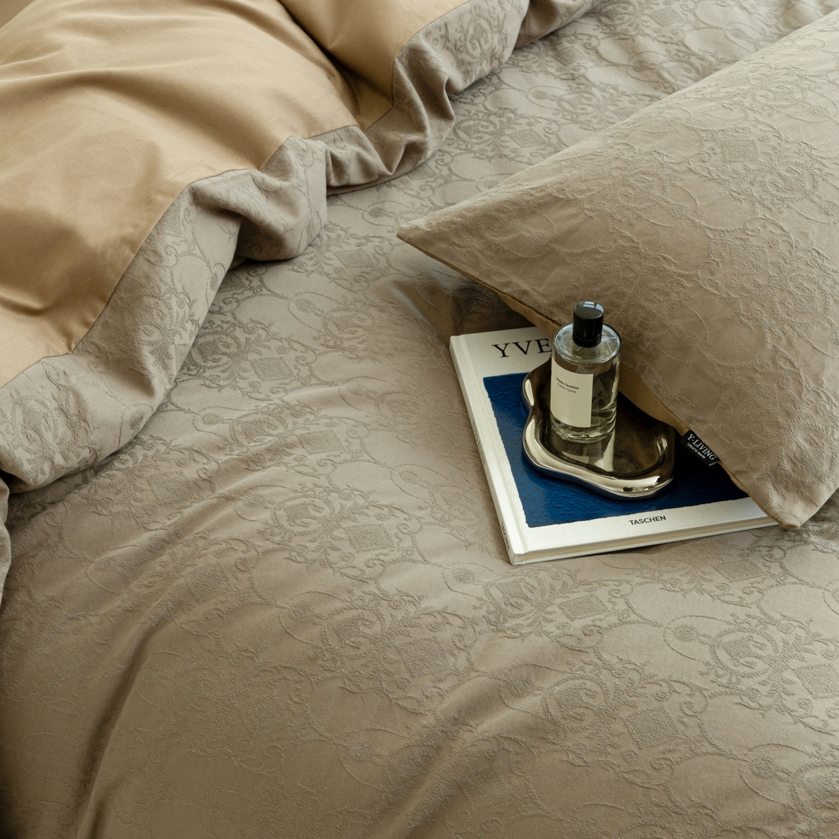 91家纺网 家纺一手货源 找家纺 宜代光年 2026年新款全棉厚织提花四件套系列（第一批花型）极有家花型 西塔-深咖