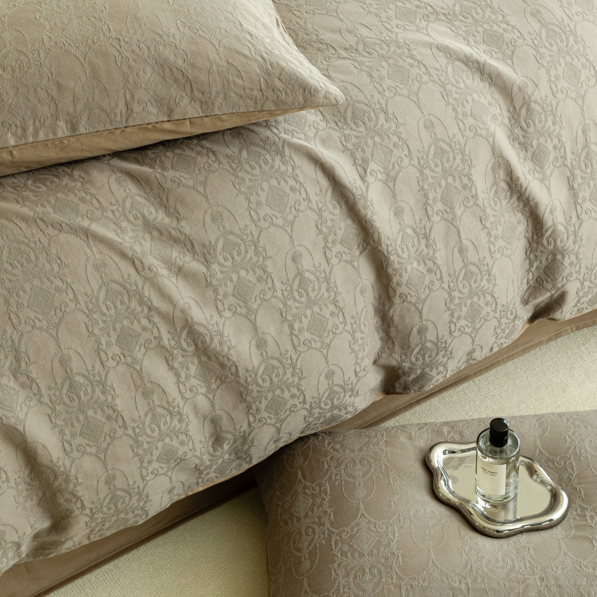 91家纺网 家纺一手货源 找家纺 宜代光年 2026年新款全棉厚织提花四件套系列（第一批花型）极有家花型 西塔-深咖