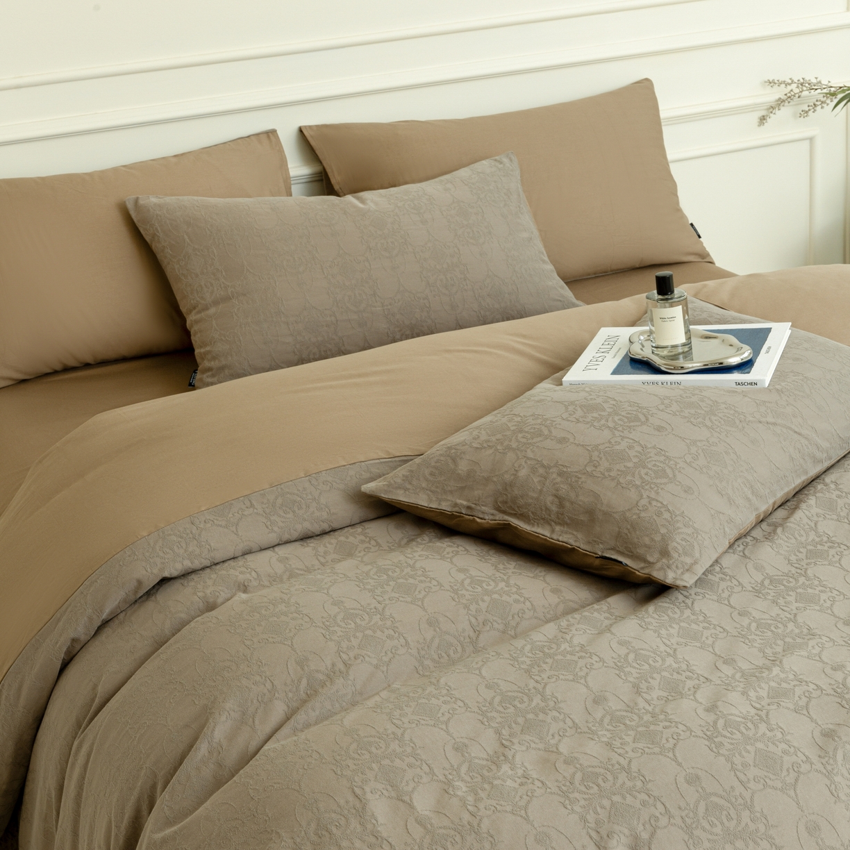 91家纺网 家纺一手货源 找家纺 宜代光年 2026年新款全棉厚织提花四件套系列（第一批花型）极有家花型 西塔-深咖