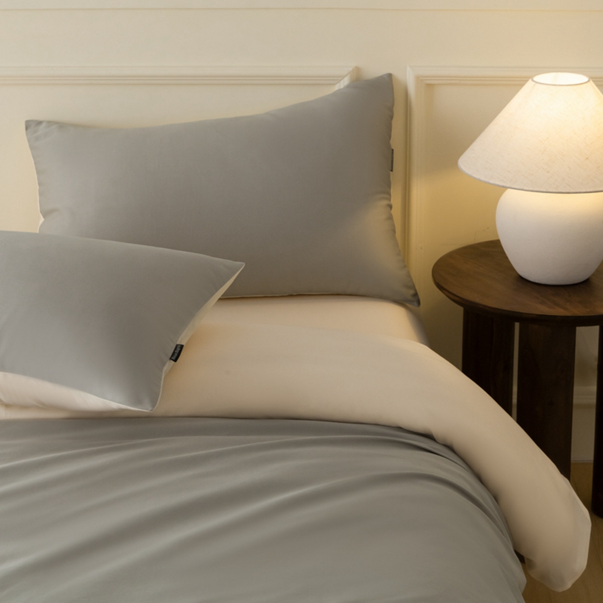 91家纺网 家纺一手货源 找家纺 秀色家纺 2026新款高端100pro新疆长绒棉床上四件套全棉纯棉四季纯色双拼高级感礼品团购四件套-米朵 米朵-烟墨灰+奶昔白