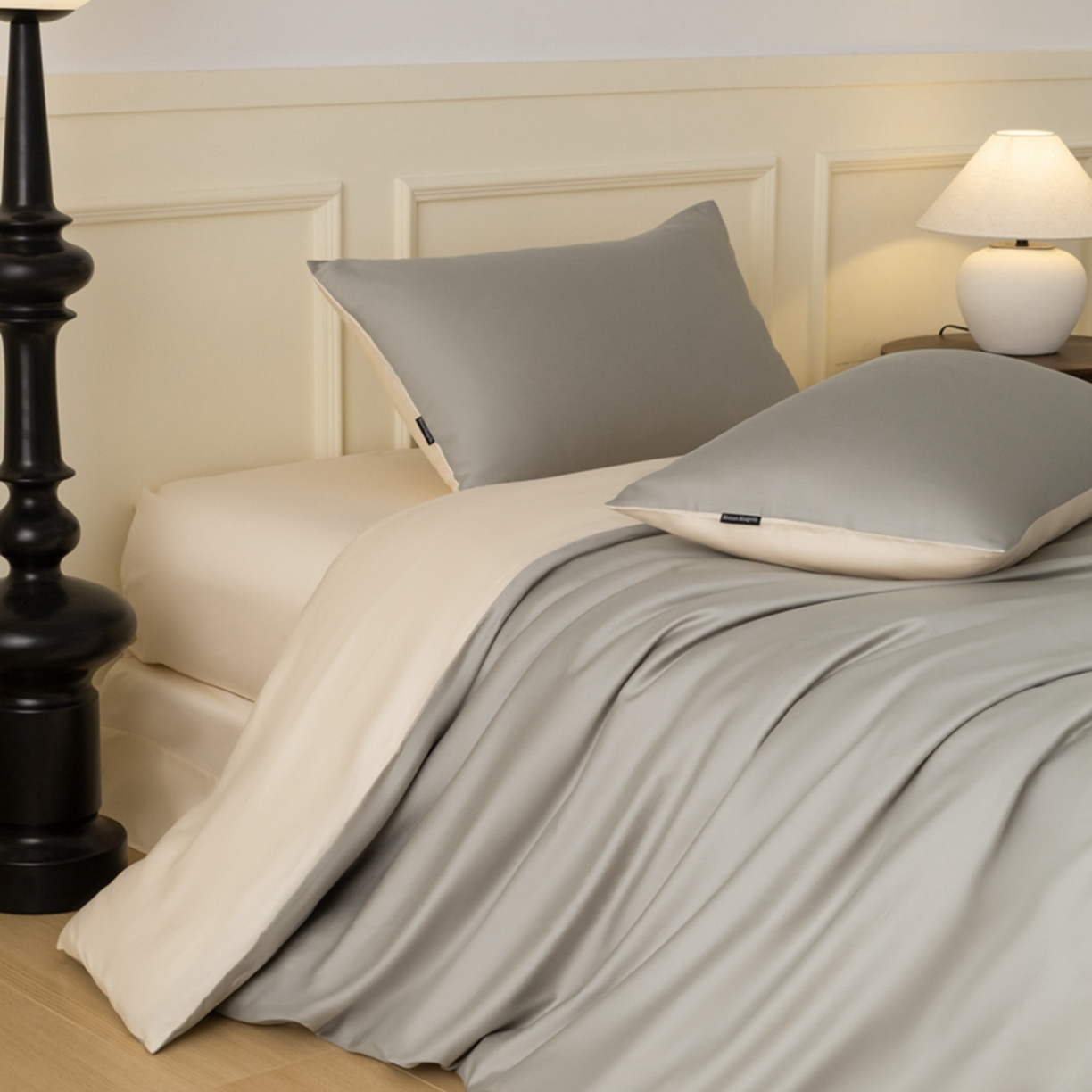 91家纺网 家纺一手货源 找家纺 秀色家纺 2026新款高端100pro新疆长绒棉床上四件套全棉纯棉四季纯色双拼高级感礼品团购四件套-米朵 米朵-烟墨灰+奶昔白