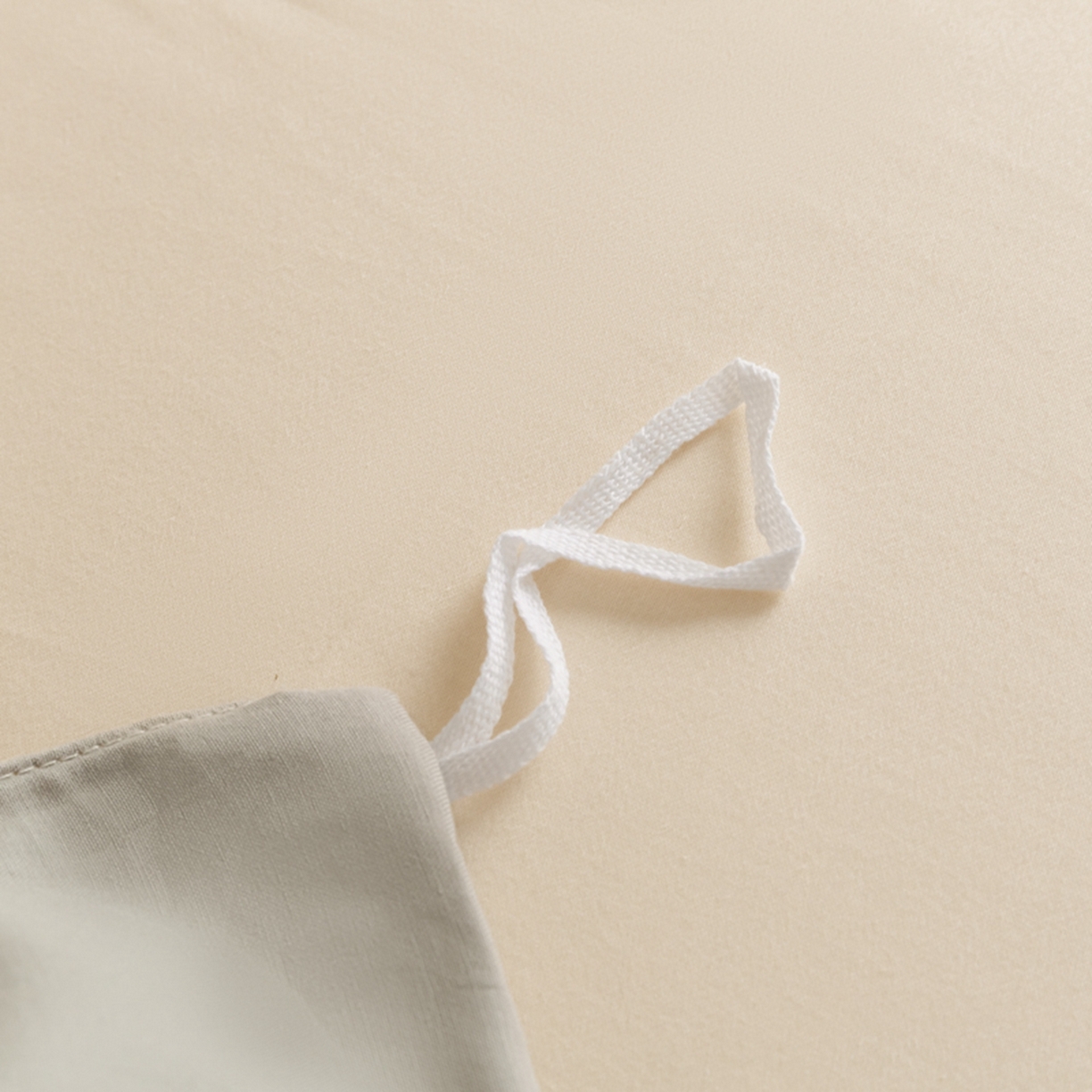 91家纺网 家纺一手货源 找家纺 秀色家纺 2026新款高端100pro新疆长绒棉床上四件套全棉纯棉四季纯色双拼高级感礼品团购四件套-米朵 米朵-烟墨灰+奶昔白