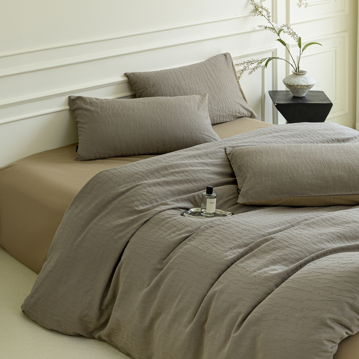 91家纺网 家纺一手货源 找家纺 宜代光年 2026年新款全棉厚织提花四件套系列（第一批花型）极有家花型 雨迢迢-深咖