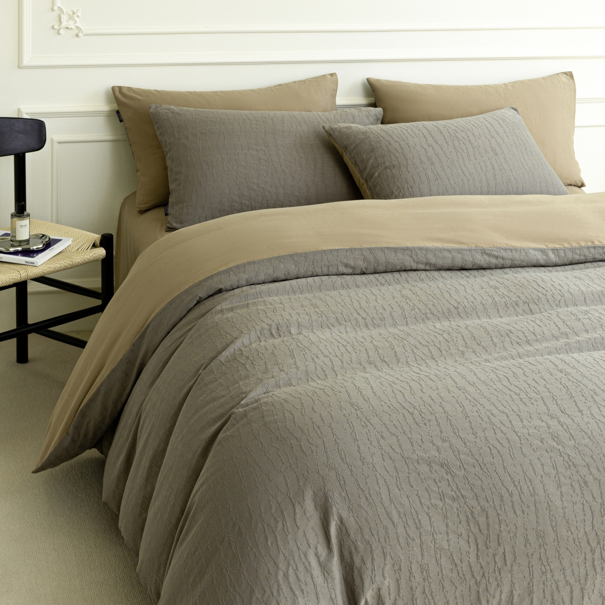 91家纺网 家纺一手货源 找家纺 宜代光年 2026年新款全棉厚织提花四件套系列（第一批花型）极有家花型 雨迢迢-深咖