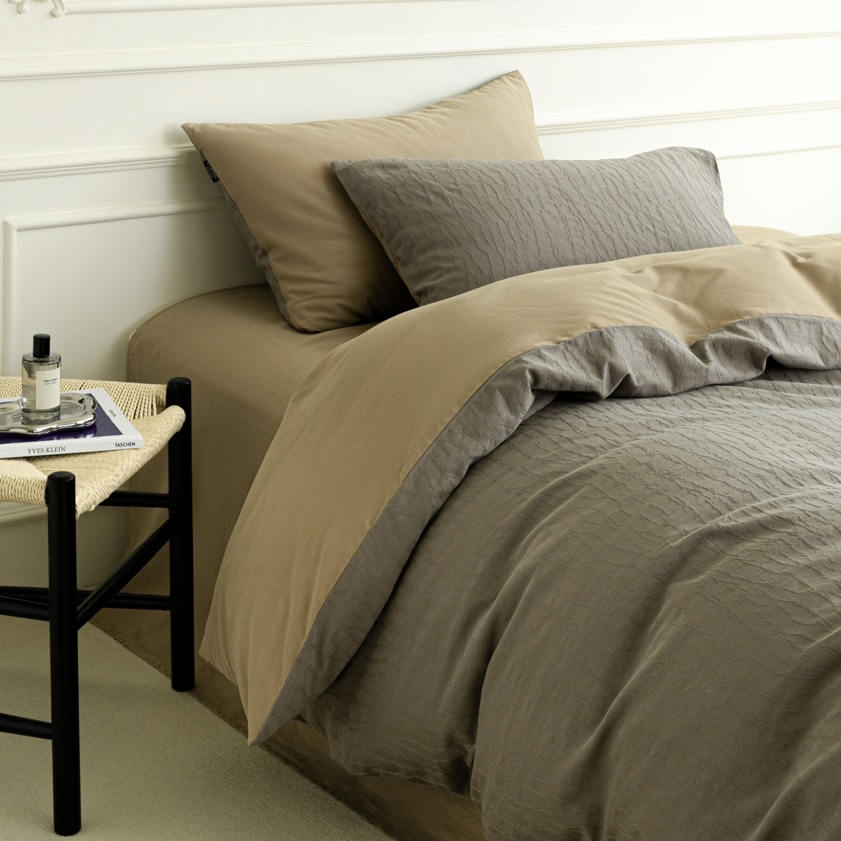 91家纺网 家纺一手货源 找家纺 宜代光年 2026年新款全棉厚织提花四件套系列（第一批花型）极有家花型 雨迢迢-深咖