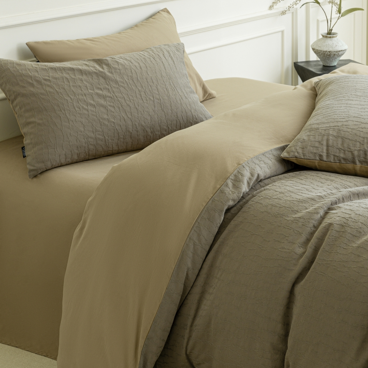 91家纺网 家纺一手货源 找家纺 宜代光年 2026年新款全棉厚织提花四件套系列（第一批花型）极有家花型 雨迢迢-深咖