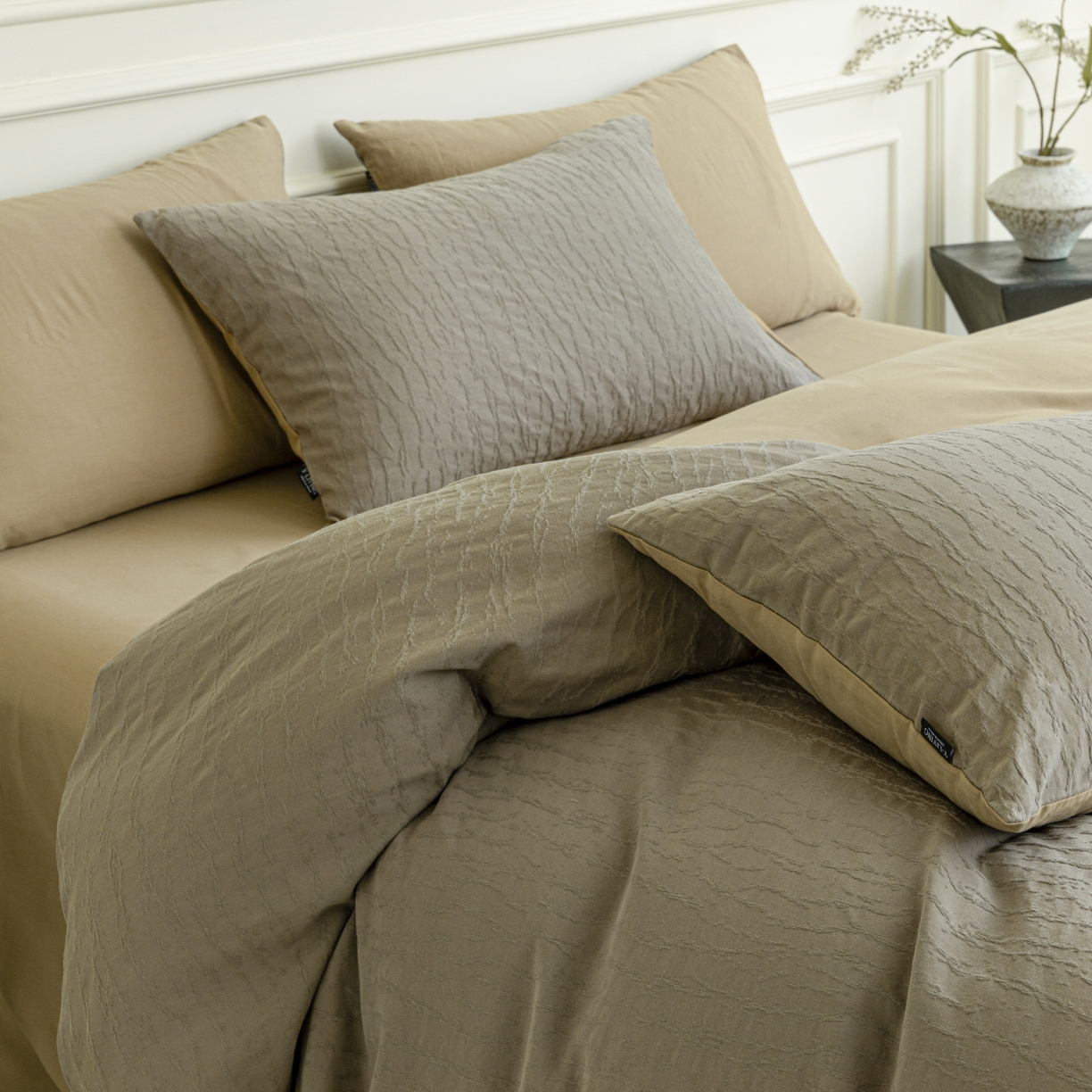 91家纺网 家纺一手货源 找家纺 宜代光年 2026年新款全棉厚织提花四件套系列（第一批花型）极有家花型 雨迢迢-深咖