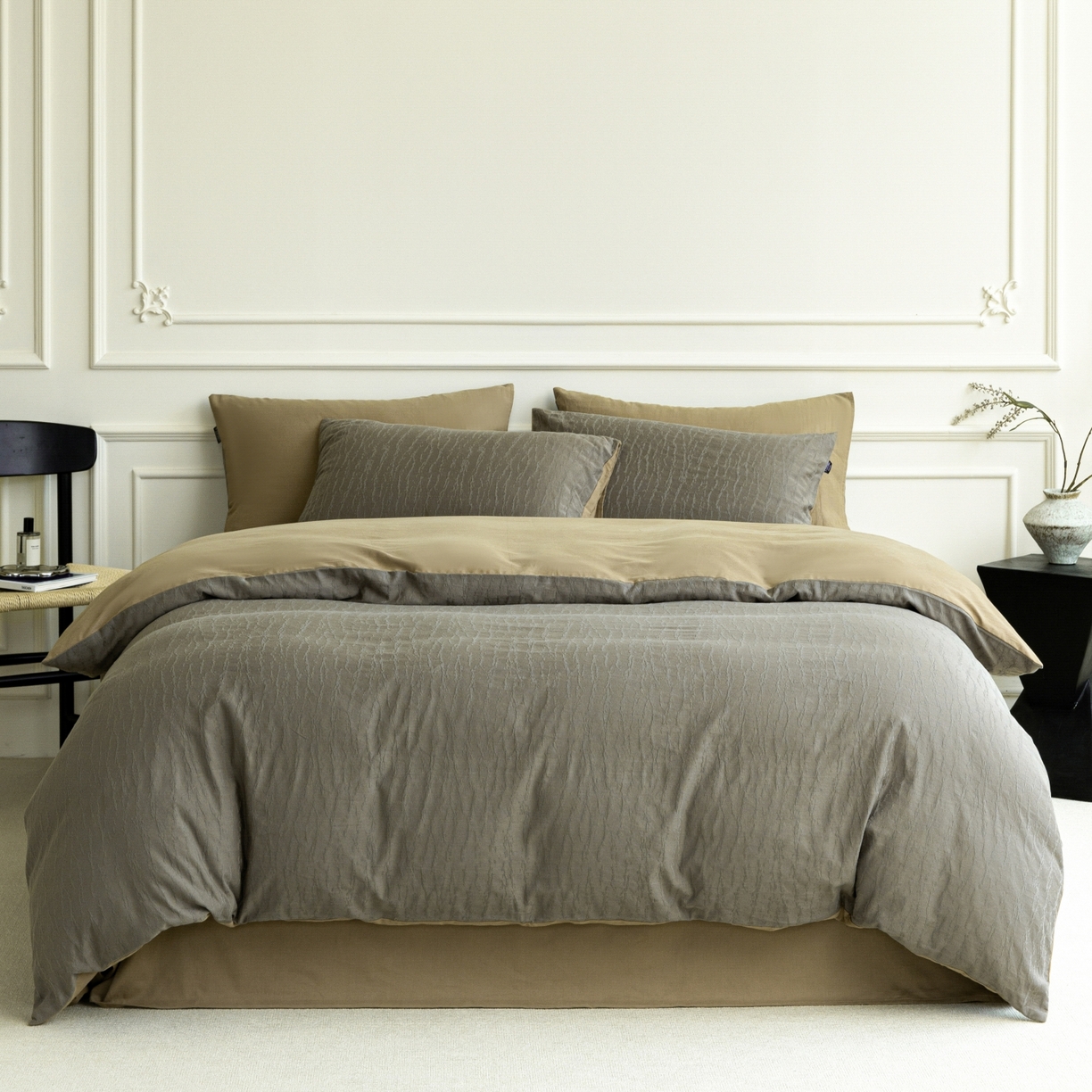 91家纺网 家纺一手货源 找家纺 宜代光年 2026年新款全棉厚织提花四件套系列（第一批花型）极有家花型 雨迢迢-深咖