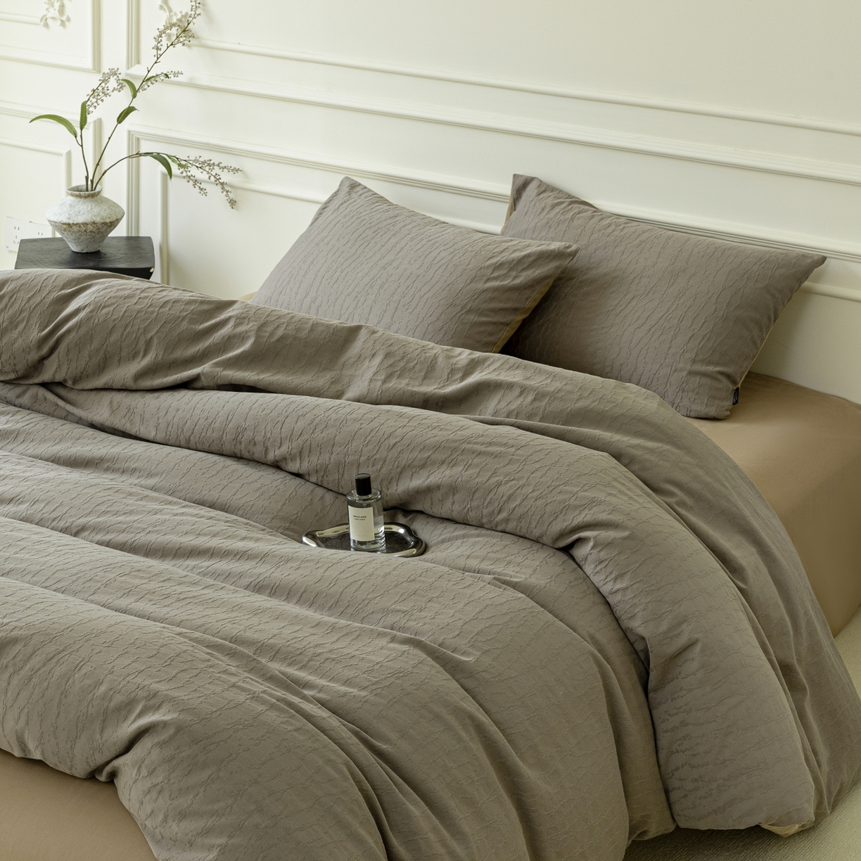 91家纺网 家纺一手货源 找家纺 宜代光年 2026年新款全棉厚织提花四件套系列（第一批花型）极有家花型 雨迢迢-深咖