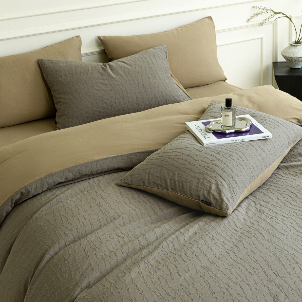 91家纺网 家纺一手货源 找家纺 宜代光年 2026年新款全棉厚织提花四件套系列（第一批花型）极有家花型 雨迢迢-深咖