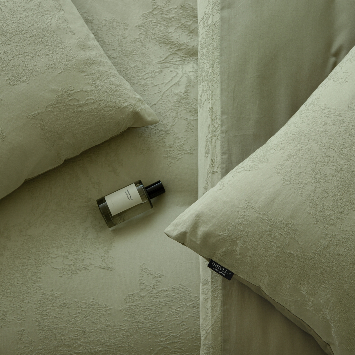 91家纺网 家纺一手货源 找家纺 宜代光年 2026年新款全棉厚织提花四件套系列（第一批花型）极有家花型 小郁葱-浅绿