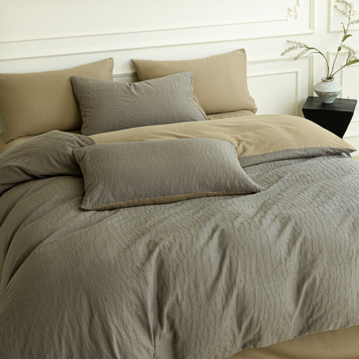 91家纺网 家纺一手货源 找家纺 宜代光年 2026年新款全棉厚织提花四件套系列（第一批花型）极有家花型 雨迢迢-深咖