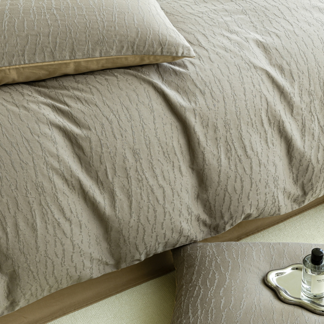 91家纺网 家纺一手货源 找家纺 宜代光年 2026年新款全棉厚织提花四件套系列（第一批花型）极有家花型 雨迢迢-深咖