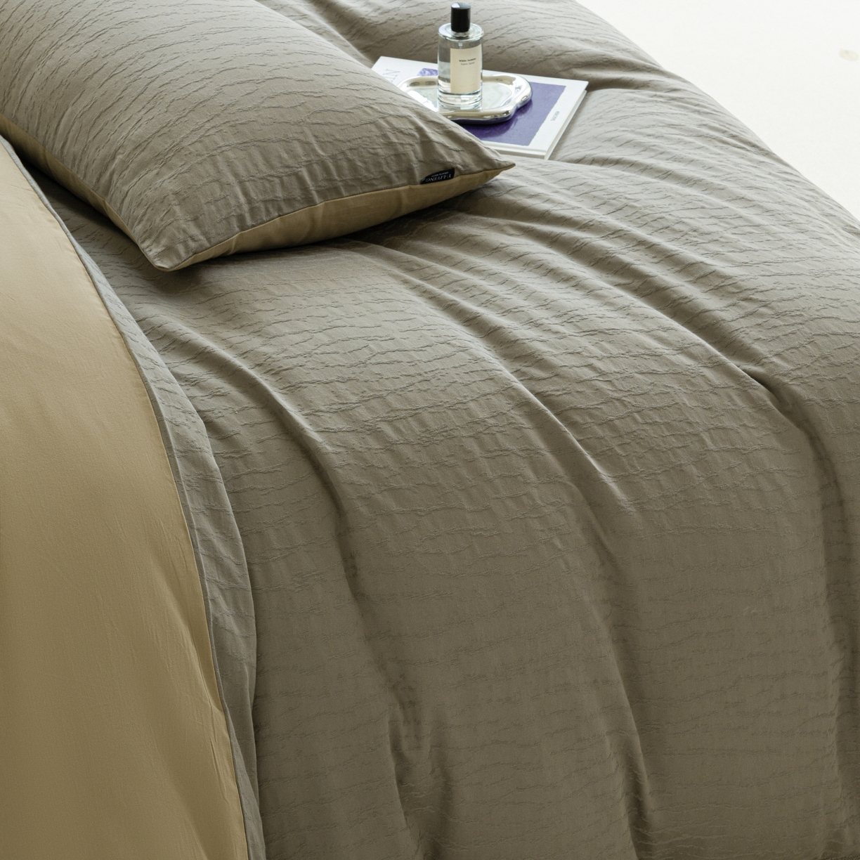 91家纺网 家纺一手货源 找家纺 宜代光年 2026年新款全棉厚织提花四件套系列（第一批花型）极有家花型 雨迢迢-深咖