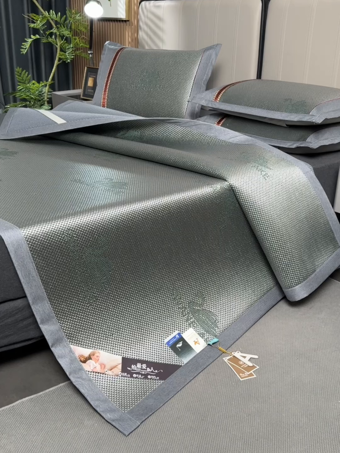 91家纺网 家纺一手货源 找家纺 小牛席业 2026新款加厚天鹅冰藤席系列 加厚款-天鹅冰藤席（墨绿）