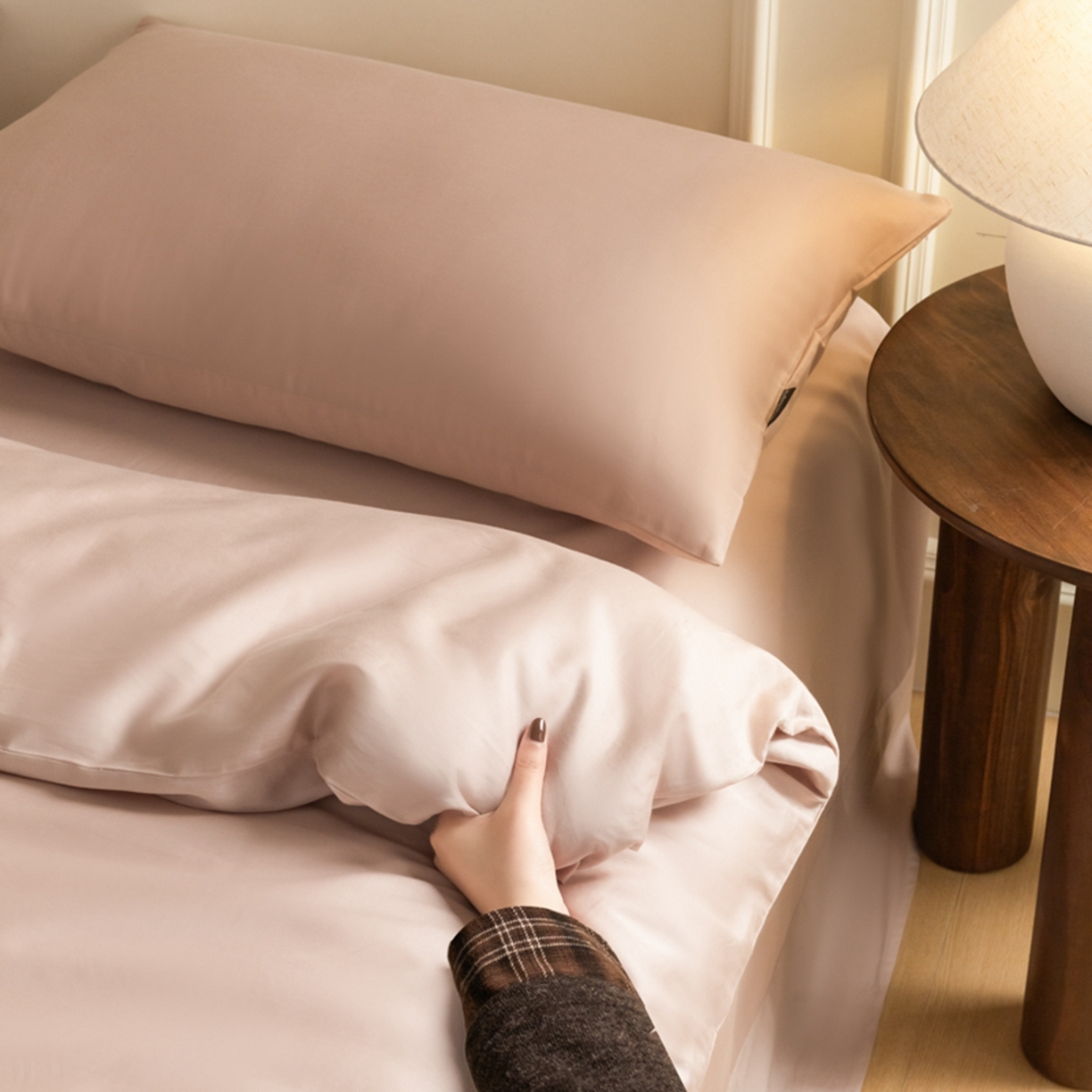 91家纺网 家纺一手货源 找家纺 秀色家纺 2026新款高端100pro新疆长绒棉床上四件套全棉纯棉四季纯色双拼高级感礼品团购四件套-米朵 米朵-茱萸粉