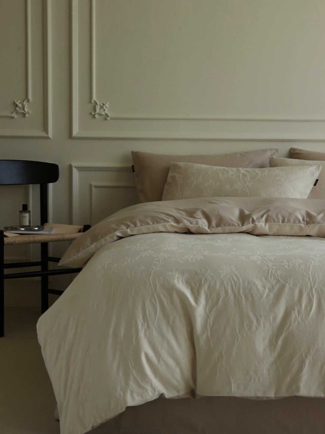 91家纺网 家纺一手货源 找家纺 宜代光年 2026年新款全棉厚织提花四件套系列（第一批花型）极有家花型 花影-奶白