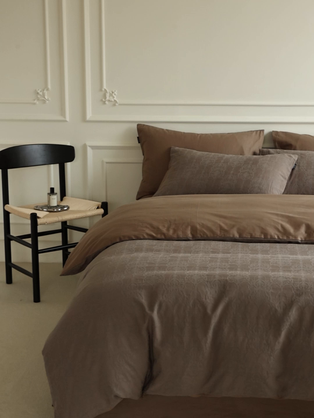 91家纺网 家纺一手货源 找家纺 宜代光年 2026年新款全棉厚织提花四件套系列（第一批花型）极有家花型 西塔-深咖