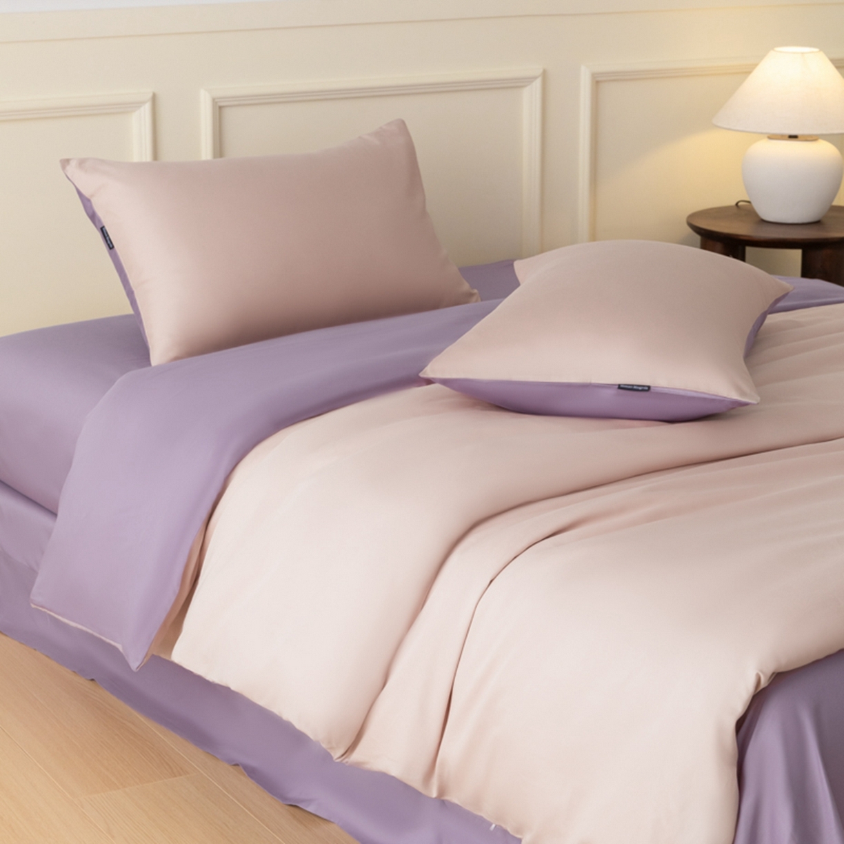 91家纺网 家纺一手货源 找家纺 秀色家纺 2026新款高端100pro新疆长绒棉床上四件套全棉纯棉四季纯色双拼高级感礼品团购四件套-米朵 米朵-茱萸粉+乌梅紫