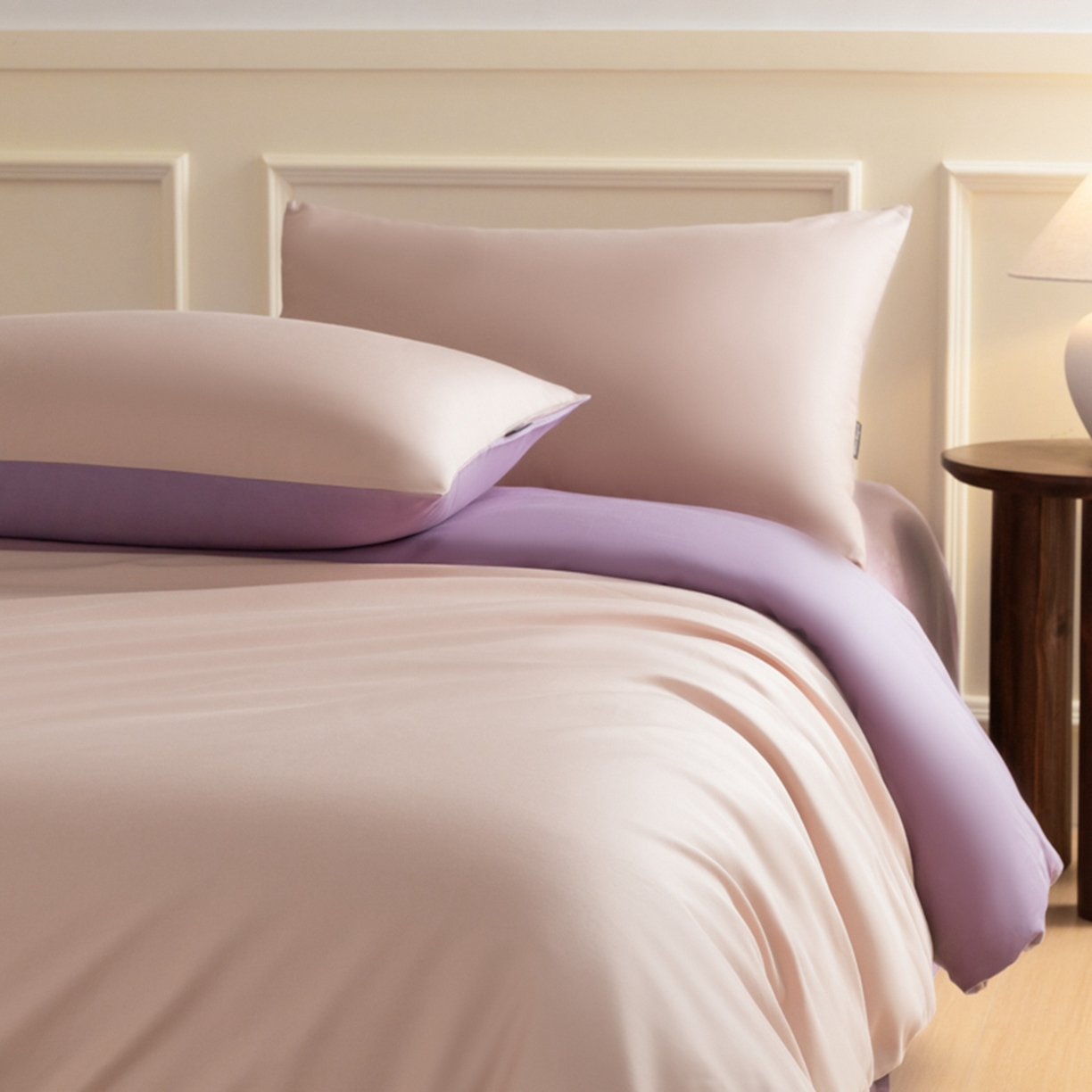 91家纺网 家纺一手货源 找家纺 秀色家纺 2026新款高端100pro新疆长绒棉床上四件套全棉纯棉四季纯色双拼高级感礼品团购四件套-米朵 米朵-茱萸粉+乌梅紫