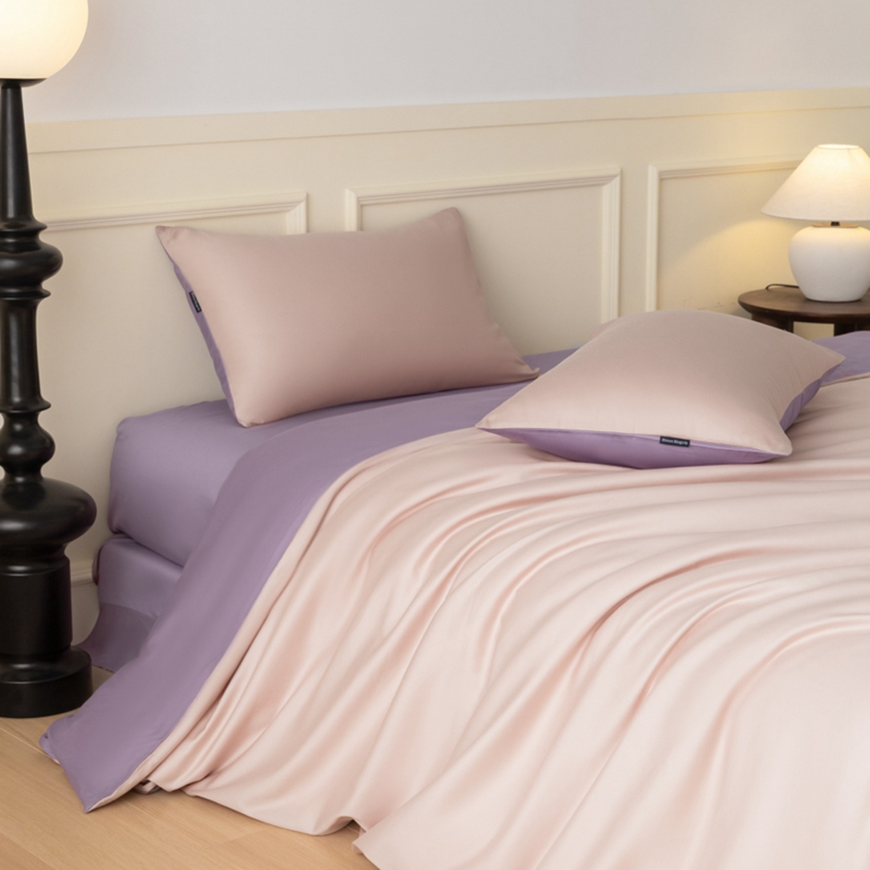 91家纺网 家纺一手货源 找家纺 秀色家纺 2026新款高端100pro新疆长绒棉床上四件套全棉纯棉四季纯色双拼高级感礼品团购四件套-米朵 米朵-茱萸粉+乌梅紫